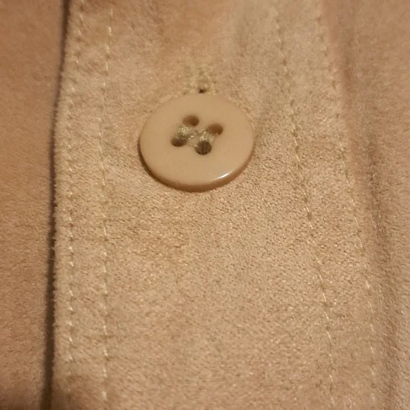 Soft Button-Up Shirt in Tan Classic vintage Classic with a comfortable loose fit - Picture 5 of 7